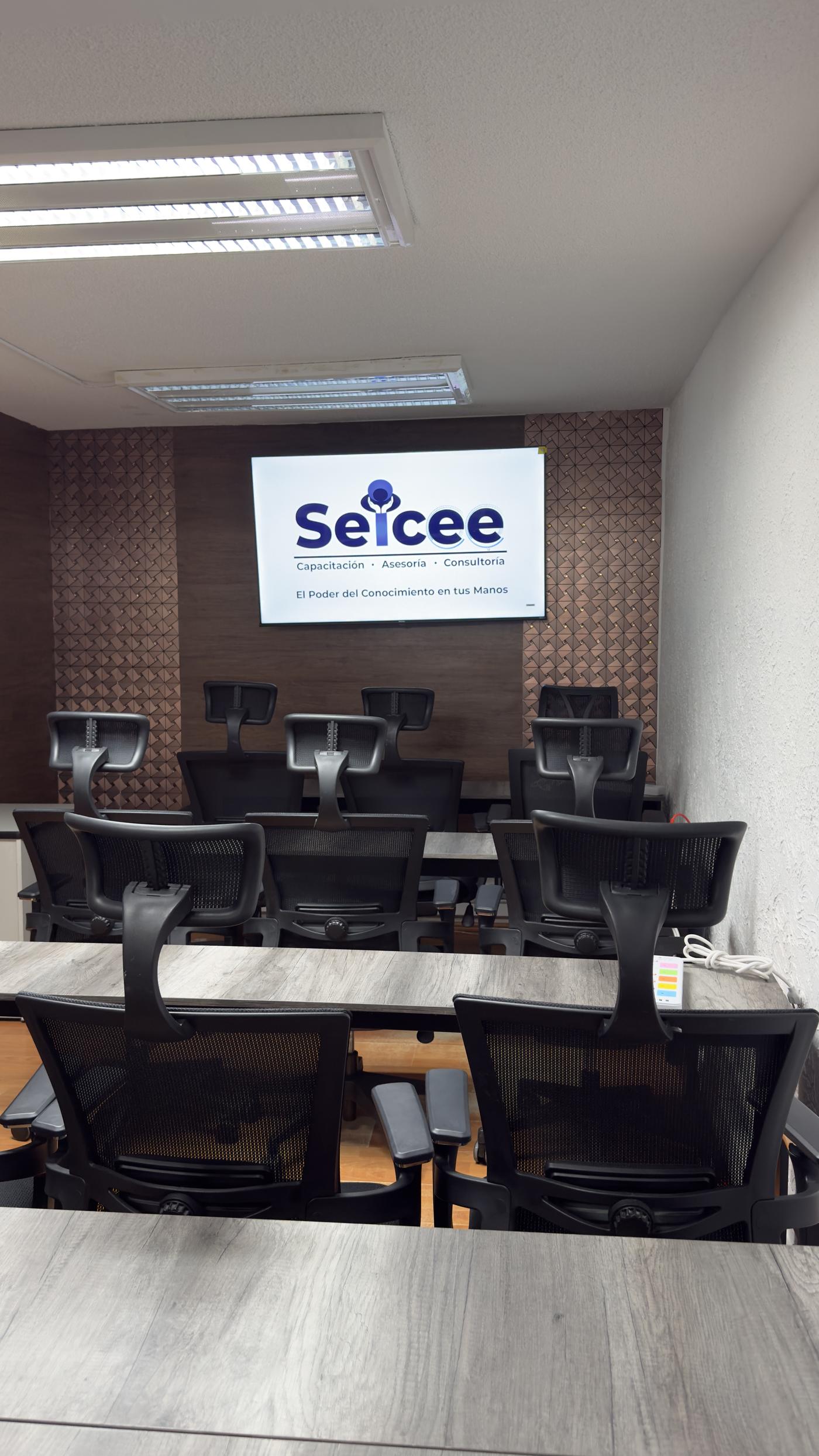 Sala de capacitación Seicee con pantalla y sillas ergonómicas