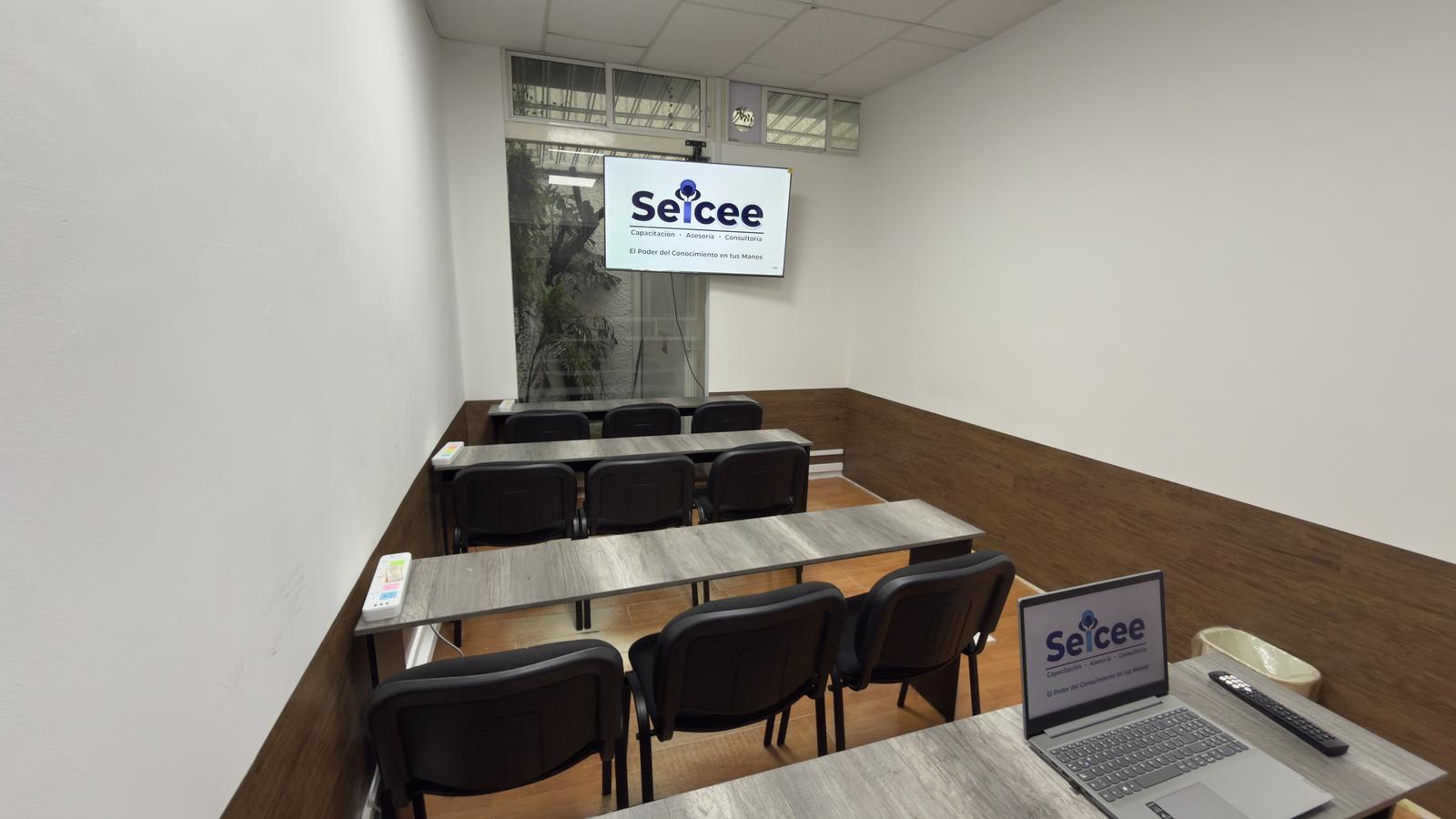 Sala 4 — vista general con pantalla y filas de sillas